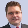 RIAs and online brokers are winning the market-share game 
